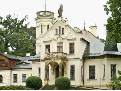 Ten okazały pałac noblista dostał w prezencie. Mieszkał tu tylko latem