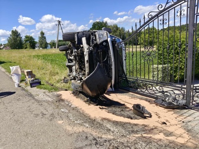 Groźne zdarzenie. Dostawczy bus sunął na boku aż zatrzymał się na ogrodzeniu prywatnej posesji