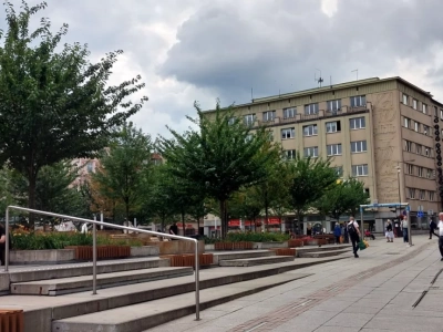 Hiszpanka siedziała w restauracji na Rynku i poczuła uderzenie w plecy. Ktoś do niej strzelił