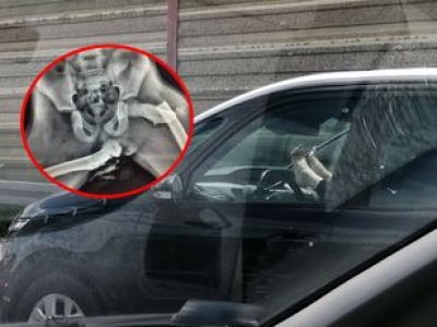 Stopy na desce rozdzielczej? Ta wakacyjna praktyka może skończyć się tragicznie