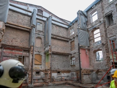 Kamienica w Bogucicach bez dachu. Rozkręca się budowa Centrum Himalaizmu