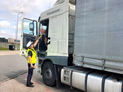 Policji patrzy uważnie na kierowców ciężarówek. Im nie wolno się wyprzedzać! [wideo]