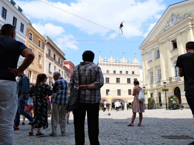 Urban Highline Festival 2025: Lublin znów stolicą odwagi i równowagi! Highlinerzy z całego świata na taśmach nad głowami przechodniów