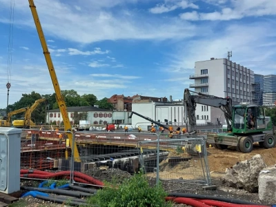 Duże postępy na budowie wiaduktu nad ul. Mikołowską. Wkrótce pociągi wjadą na nowy obiekt