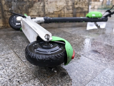 Czy jazda rowerem elektrycznym/hulajnogą w deszczu lub burzy jest bezpieczna?