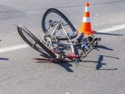 Dziewczynka z rowerem potrącona przez ciężarówkę na przejściu