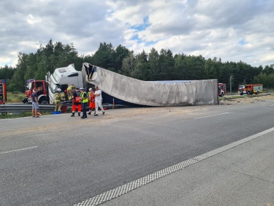 Wypadek na autostradzie A1. Ciężarówka przewróciła się na samochód