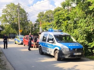 Dacia z Sieradza miała dwóch kierowców. On spał, ona prowadziła