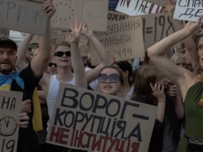 Zełenski złożył projekt ustawy wzmacniającej uprawnienia instytucji antykorupcyjnych. Koniec z protestami?