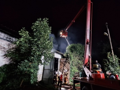 Nocny pożar hali w Garbowie opanowany. Z ogniem walczyło łącznie 25 zastępów straży pożarnej [ZDJĘCIA]