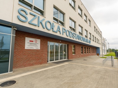 To najdroższa szkoła w Warszawie. Ratusz wykupił działkę w szczerym polu. Jak dziś wygląda?