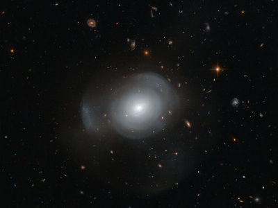 Teleskop Hubble'a zobrazował galaktykę eliptyczną w gwiazdozbiorze Węża Wodnego
