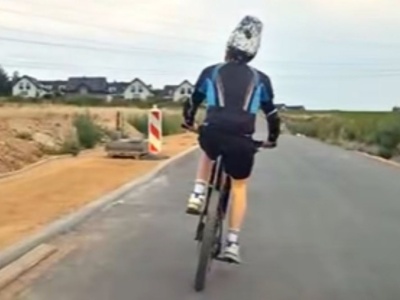 Agresywny rowerzysta blokował drogę i atakował kierowcę. Lawina reakcji pod nagraniem
