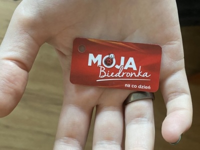 Karta Moja Biedronka musi zostać wyrobiona od nowa. Klienci nie mają wyboru