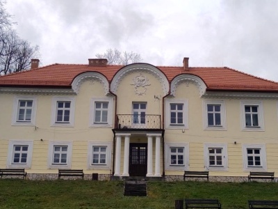 Przyszkolne boisko w Ryglicach do kompletnego remontu. Powiat tarnowski rozpoczyna procedurę przetargową