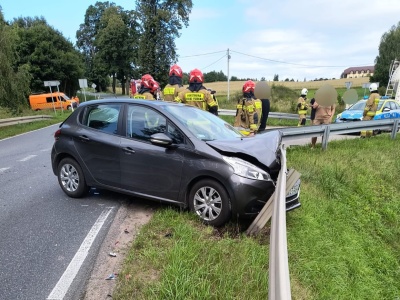 Rozbite trzy auta i kierowca z obrażeniami twarzy — wypadek z udziałem ciężarówki