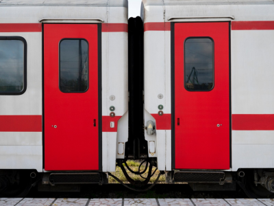 Szokujący pożar na torach, Pożar Pociągu Intercity zmusza 80 do ucieczki w panice