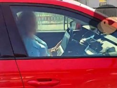 Ta pani ma kłopoty przez jeden film. Nagrali, jak prowadzi samochód
