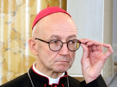 Proboszcz uderzył siekierą i podpalił. Archidiecezja Warszawska zabiera głos
