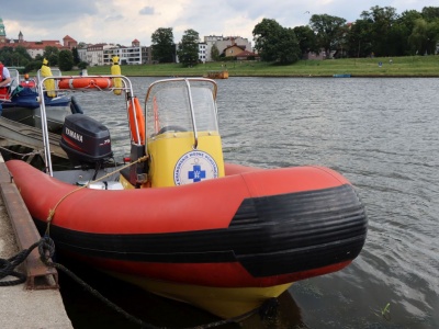 Akcja WOPR. Osoby rzucały piłkę psa do Wisły. Czworonóg ją aportował