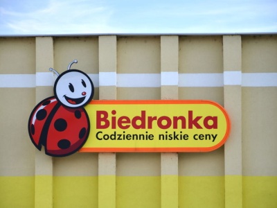 Biedronka otworzyła sklepy całodobowe. Do jednego nawet dowozi autobus