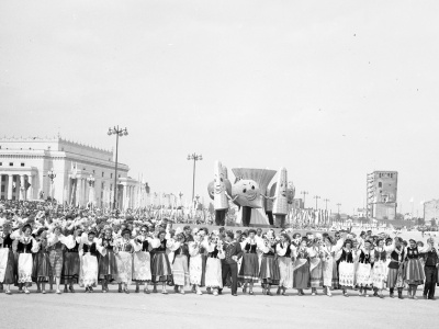 To nie mogło się udać. Latem 1955 r. czuć już było zwiastuny nadciągającej odwilży