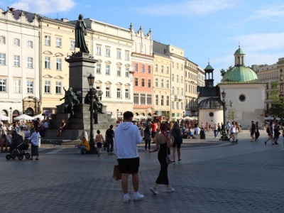 Rynek Główny. W następnym tygodniu rozpocznie się montaż elementów infrastruktury