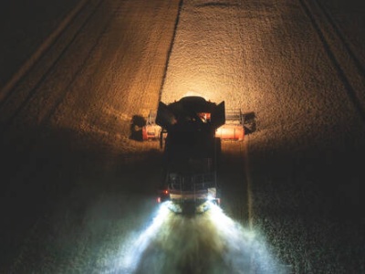Rolnicy zbierają zboże nocą, a oburzeni mieszkańcy wzywają policję