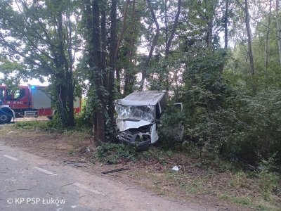 Poważny wypadek pod Łukowem. Bus z dziewięcioma osobami uderzył w drzewo