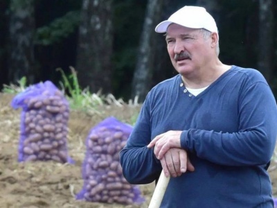 Łukaszenka będzie zsyłać urzędników do stratnych kołchozów