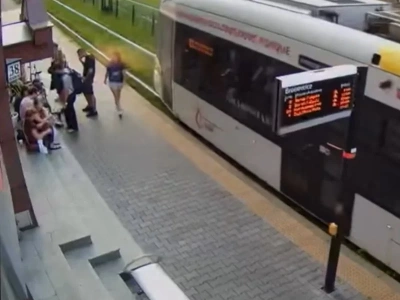 Rozpylił gaz pieprzowy na przystanku. Cały Kraków szuka osoby z nagrania