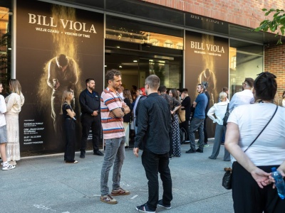 „Przemijanie zaczyna się dużo wcześniej”. Wystawa „Bill Viola. Wizje czasu” w Toruniu
