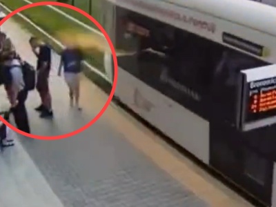 Szokujący atak w Krakowie. Ludzie czekali na przystanku, pasażer wychylił się przez okno i spryskał ich [WIDEO]
