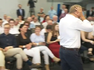 Fatalne przejęzyczenie na spotkaniu w Pabianicach. Tusk aż zasłonił uszy