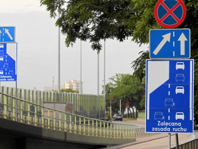 Pas znika, a chaos zaczyna się na dobre. Kto rządzi na drodze? Odpowiedź jest prosta