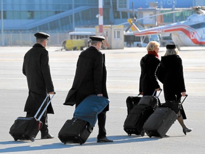 Jak zmieścić dwa razy więcej w bagażu podręcznym? Oto sposób stewardes i wojskowych
