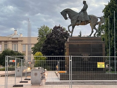 Na Placu Litewski pojawił się metalowy płot. Rozpoczyna się ważny remont