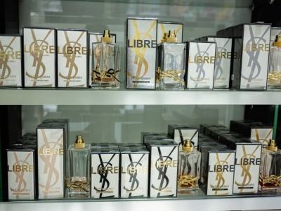 Notino przecenia kultowe perfumy Yves Saint Laurent - to zapach lusksusu. A Sephora?
