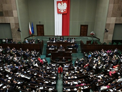 Siedem partii w Sejmie. Nowy sondaż, problemy koalicjanta Tuska