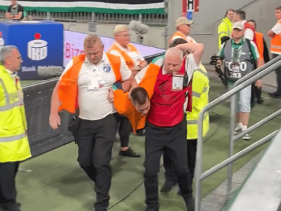 Chciał przywiązać się do słupka na meczu. To akcja Ostatniego Pokolenia