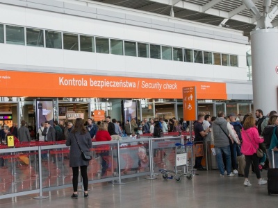 Koniec zdejmowania butów na lotniskach. Dlaczego dotychczas musieliśmy to robić?