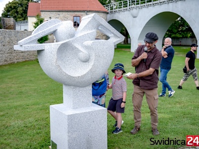 Granitowe monumenty przy estakadzie. Finał 10.Biennale Rzeźby [FOTO]
