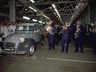 35 lat temu zjechał  z taśm produkcyjnych ostatni Citroën 2CV