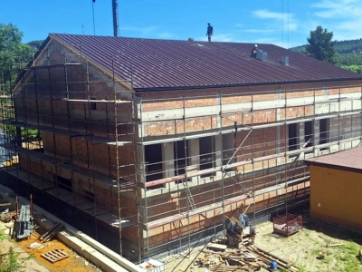 Jest dach, wkrótce będą ocieplone ściany. W Witowicach Dolnych powstaje sala gimnastyczna [ZDJĘCIA]
