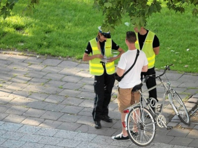 Przejeżdżasz rowerem po pasach? Uważaj. Czasem wolno, częściej nie