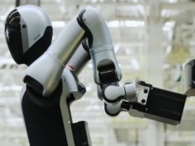 Chiński robot pracuje bez przerwy. Nawet samodzielnie wymienia baterię