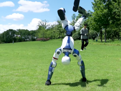 R1 to humanoidalny robot Unitree dostępny w sprzedaży. Robi salto, ale czy posprząta mieszkanie?