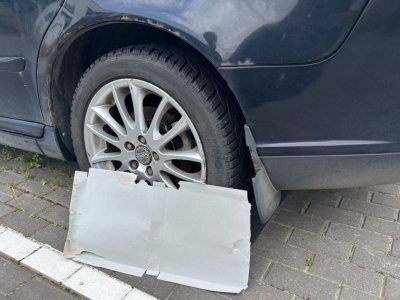 Owijam opony kartonem i problem z głowy. Wszyscy kierowcy powinni robić to latem