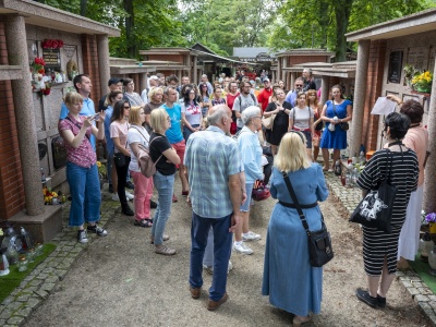 Nietypowy spacer po największej w Polsce nekropolii [ZDJĘCIA]