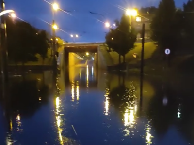 Kraków pod wodą. Zalany autobus na rondzie Mogilskim, zamknięty tunel pod rondem Grunwaldzkim (NAGRANIE)